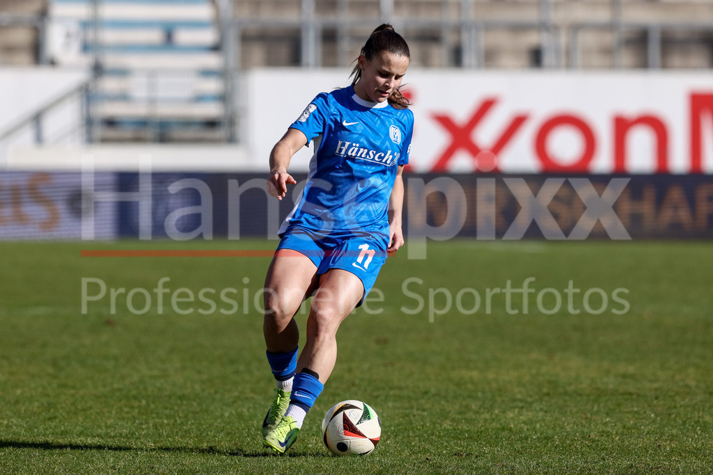Fussball, 2. Frauen-Bundesliga, SV Meppen - SC Freiburg II | v.li.: Sarah Preuß (Preuss, SV Meppen, 11) am Ball, Freisteller, Einzelbild, Ganzkörper, Aktion, Action, Spielszene, DIE DFB-RICHTLINIEN UNTERSAGEN JEGLICHE NUTZUNG VON FOTOS ALS SEQUENZBILDER UND/ODER VIDEOÄHNLICHE FOTOSTRECKEN. DFB REGULATIONS PROHIBIT ANY USE OF PHOTOGRAPHS AS IMAGE SEQUENCES AND/OR QUASI-VIDEO.