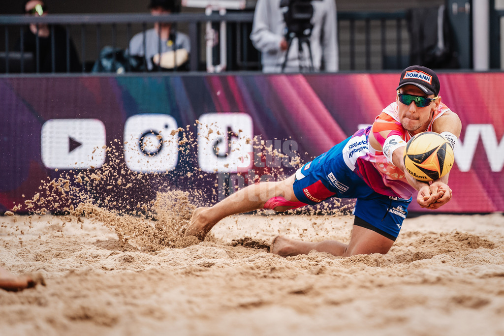 Beachvolleyball | Frauen | Allianz German Beach Tour 2025 | Tourstop Hamburg | 30.05.2025 | Bennet Poniewaz springt zum Ball