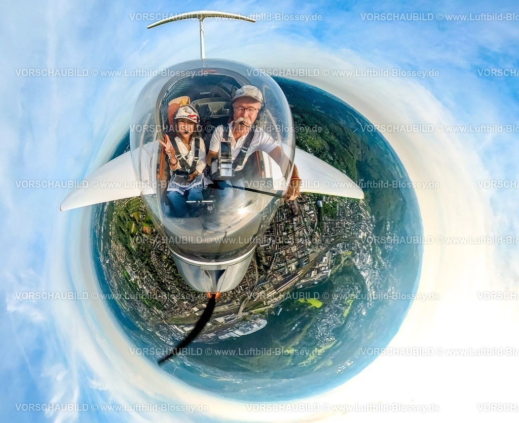 Hagen230990001DimonaHagen | Luftbild, Motorsegler Hoffmann Dimona H36 fotografiert mit einer 360Gradkamera Insta360 mit Zeitungsredakteurin der Westfalenpostredaktion Hagen und Pilot Hans Blossey über Hagen unterwegs, Erdkugel, Fisheye Aufnahme, Fischaugen Aufnahme, 360 Grad Aufnahme, tiny world, Mittelstadt, Hagen, Ruhrgebiet, Nordrhein-Westfalen, Deutschland