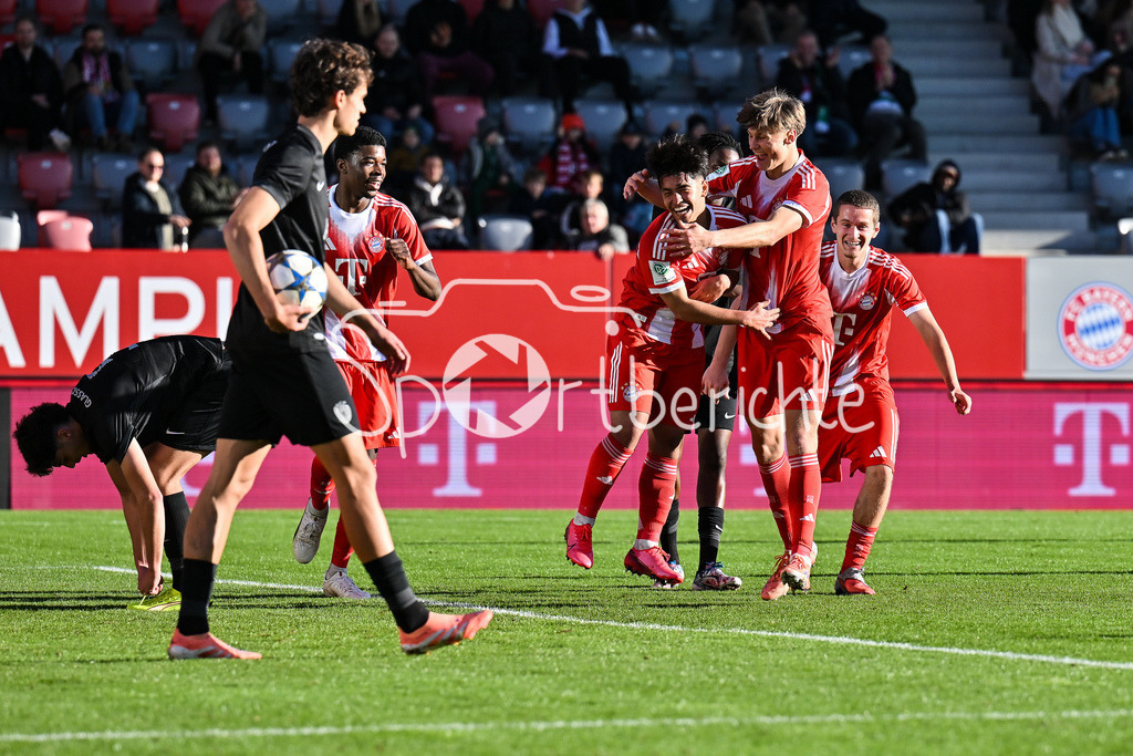 FC Bayern München U19 - Sporting Lissabon U19 | MUNICH, GERMANY - 09. DECEMBER: Jubel der Bayern nach dem Treffer zum 2-0 durch Maycon CARDOZO (FC Bayern München 7) / Tor / Torschuetze / Freude / Happy während dem Match zwischen der U19 des FC Bayern München und der U19 von Sporting Lissabon am 6. Spieltag der UEFA Youth League Ligaphase am FC Bayern Campus
