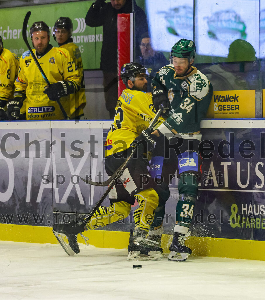 2025-12-28_075_TSV_Erding_gegen_onesto_Tigers_Bayreuth | Erding, Deutschland, 28.12.2025:Eishockey, Oberliga Süd 2025 / 2026, 31. Spieltag, TSV Erding gegen onesto Tigers Bayreuth, Endergebnis: 6:5 n.V.Aiden Brown (onesto Tigers Bayreuth, #23), Bastian Cramer (Erding Gladiators, #34)Foto: Christian Riedel / fotografie-riedel.net