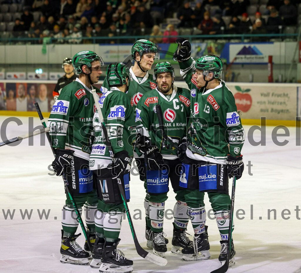 2023-11-17_110_TSV_Erding_gegen_EA_Schongau | Erding, Deutschland, 17.11.2023:
Eishockey, Bayernliga Vorrunde 2023 / 2024, 10. Spieltag, TSV Erding gegen EA Schongau, Endergebnis: 12:4

Maximilian Forster (Erding Gladiators, #81), Paul Pfenninger (Erding Gladiators, #58), Philipp Michl (Erding Gladiators, #77), Michael Franz (Erding Gladiators, #13)

Foto: Christian Riedel / fotografie-riedel.net