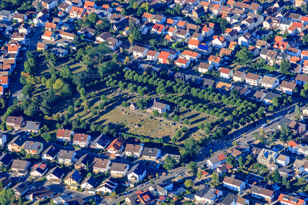 Luftbild: Alter Friedhof in Sandhausen im Bundesland Baden-Württemberg in Deutschland. Foto: IMG_51871.jpg vom 18.08.2012 durch Werner Riehm/FLY-FOTO.de