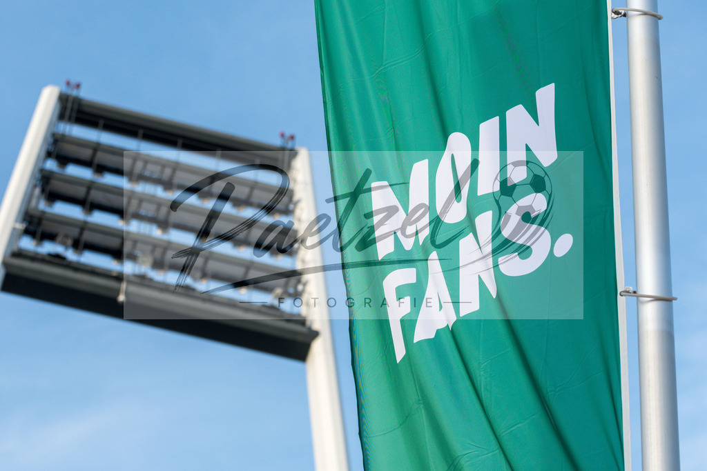 20200318_TRASVW_0025 | Fussball, Herren: . Flagge mit dem Slogan „Moin Fans“ und im Hintergrund ein Flutlichtmast vom wohninvest Weserstadion am 18.03.2020 in Bremen, Deutschland. - Realisiert mit Pictrs.com