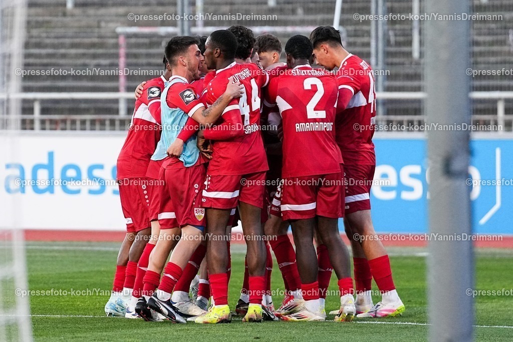 xYDR09052501043 | 09.05.2025, xydrx, Fußball, Borussia Dortmund II - VFB Stuttgart II, 3.Liga, Stadion Rote Erde, Saison 2024 2025: Torjubel nach dem Tor zum 1:0 für Stuttgart durch Torschütze Dominik Nothnagel (VFB Stuttgart II #29). zusammen mit Kaden Amaniampong (VFB Stuttgart II #2) Mohamed Sankoh (VFB Stuttgart II #44) DFB regulations prohibit any use of photographs as image sequences and or quasi-video.