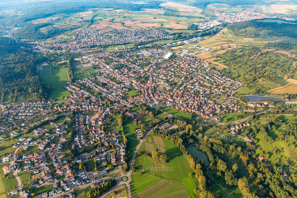 Luftbild: Ortsansicht der Straßen und Häuser der Wohngebiete im Ortsteil Wilferdingen in Remchingen im Bundesland Baden-Württemberg in Deutschland. Foto: IMG_103620.jpg vom 23.09.2017 durch Werner Riehm/FLY-FOTO.de