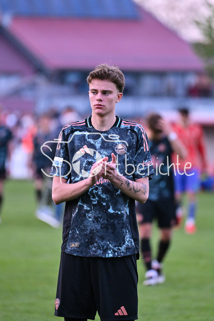 TSV Aubstadt - FC Bayern Amateure | mit haengenden Koepfen verabschieden sich die Spieler des FC Bayern bei den mitgereisten Fans / Jonathan Asp JENSEN (FC Bayern München II #11) / Regionalliga Bayern: TSV Aubstadt - FC Bayern Muenchen II, NGN-Arena am 23.04.2025