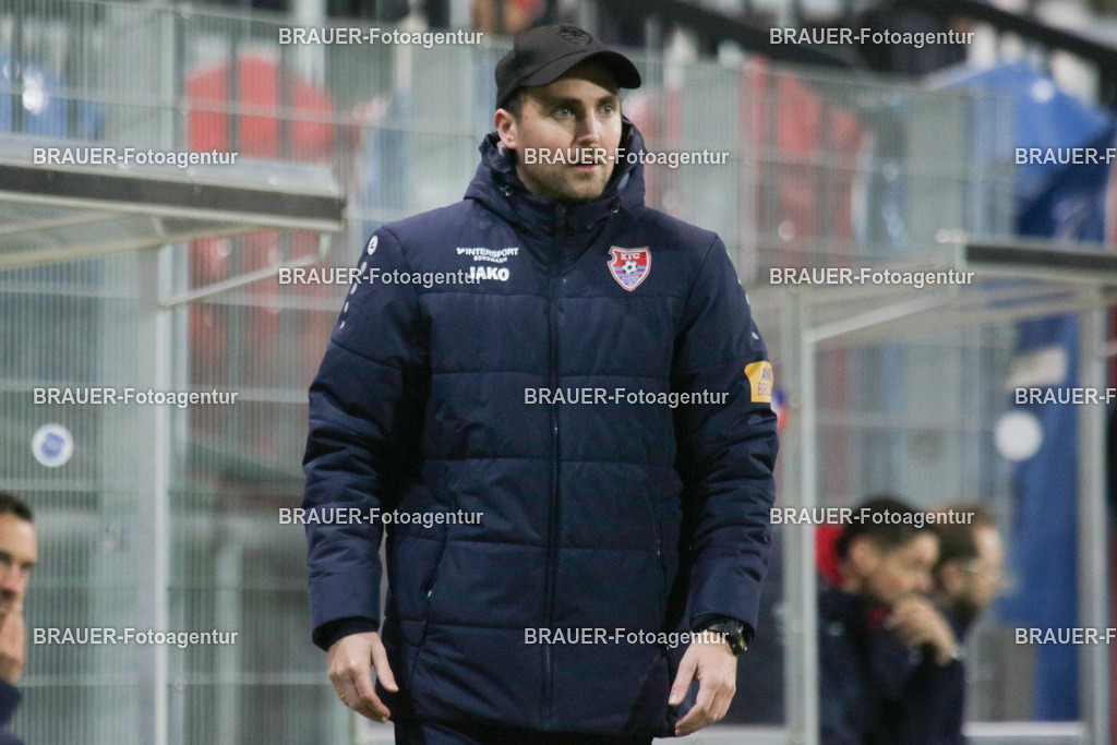 KFC Uerdingen - Ratingen 04/19 | Krefeld, Deutschland, 02.12.25 Trainer Julian Stöhr (KFC Uerdingen) schaut während des Oberliga Niederrhein Spiels zwiachen KFC Uerdingen - Ratingen 04/19 im Krefelder Grotenburg Stadion am 02. Dezember 2025 in Krefeld (Foto von Ralph Görtz / Brauer-Fotoagentur)