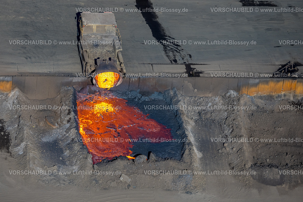 Duisburg250402064 | Luftbild, ArcelorMittal Hochfeld GmbH Stahldrahtwerk, Abschütten von glühendem Material, Laar, Duisburg, Ruhrgebiet, Nordrhein-Westfalen, Deutschland