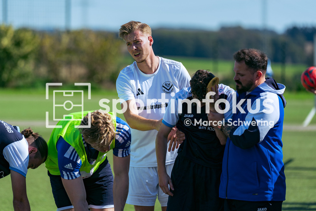 SV Jägerhaus-Linde – TSV Beyenburg | Sven Christian Gatzenmeier (23, SV Jägerhaus-Linde) hilft Moritz Huth (10, TSV Beyenburg). Kreisliga A: SV Jägerhaus-Linde gegen TSV Beyenburg, Wuppertal, 27.09.2026. Endstand: 1:2 (0:1). sportimfokus / Marcel Schwering - Realisiert mit Pictrs.com