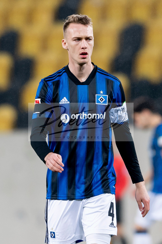 SGDHSV20220114_020 | Fussball, Herren: Sebastian Schonlau (Hamburger SV) schaut bei dem Spiel der 2. Bundesliga zwischen SG Dynamo Dresden und Hamburger SV im Rudolf-Harbig-Stadion am 14.01.2022 in Dresden, Deutschland.DFB / DFL REGULATIONS PROHIBIT ANY USE OF PHOTOGRAPHS AS IMAGE SEQUENCES AND/OR QUASI-VIDEO. - Realisiert mit Pictrs.com