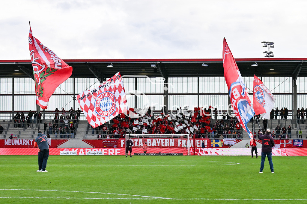 FC Bayern München - VfL Wolfsburg | MUNICH, GERMANY - 22. FEBRUARY: im Bild die Fankurve der FC Bayern Frauen / Symbolbild / Symbolfoto vor dem Spiel zwischen den Frauen des FC Bayern München und den Frauen des VfL Wolfsburg am 19. Spieltag der Google Pixel Frauen-Bundesliga am FC Bayern Campus