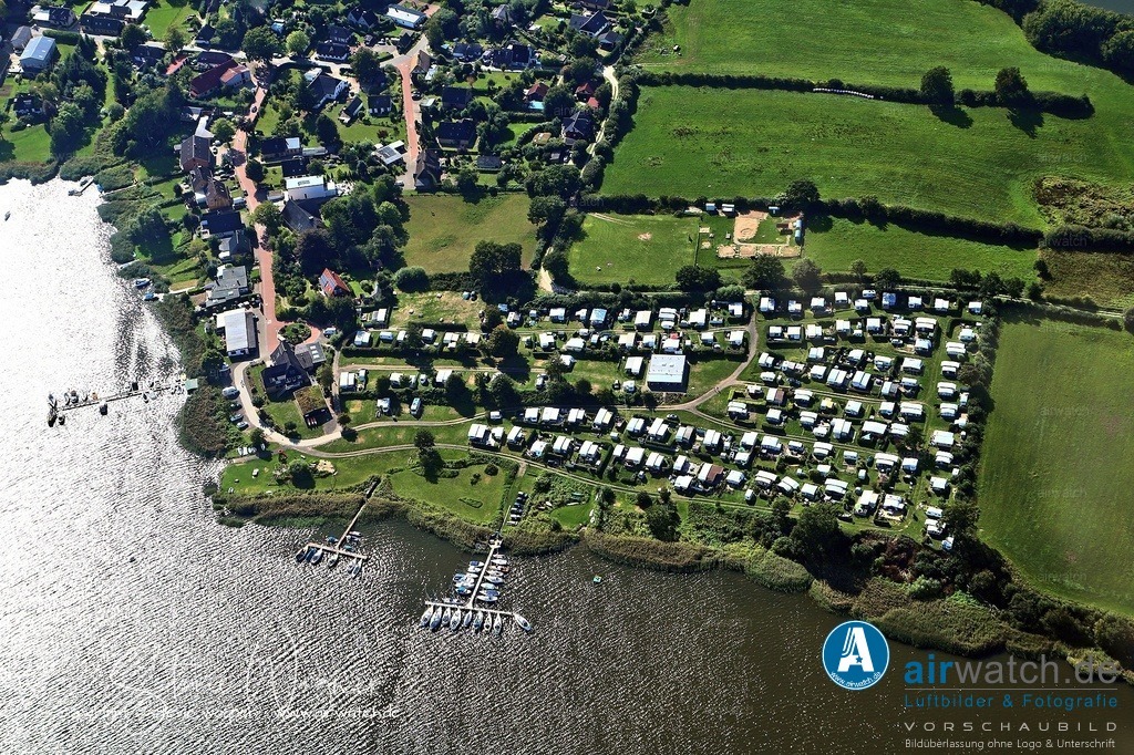 Luftbild Ostseefjord Schlei, Missunde, Campingplatz Wees | Luftbild Ostseefjord Schlei, Missunde, Campingplatz Wees - Besucher können die maritime Atmosphäre der umliegenden Dörfer genießen, mit dem Fahrrad die Küste entlangfahren, im salzig-süßen Nass baden und fangfrischen Fisch probieren. Der Campingplatz Wees in Missunde ist ein willkommener Ort für Urlauber, die die Schönheit des Nordens Deutschlands entdecken möchten.