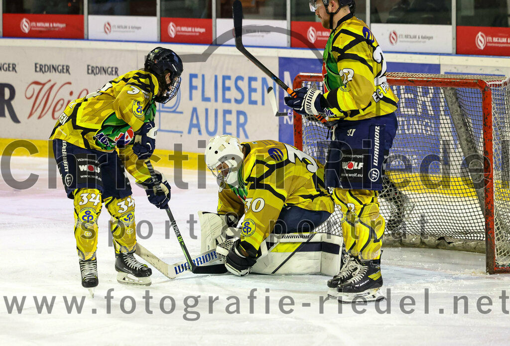 2022-12-16_091_TSV_Erding_gegen_EC_Pfaffenhofen | Erding, Deutschland, 16.12.2022:
Eishockey, Bayernliga 2022 / 2023, 21. Spieltag, TSV Erding gegen EC Pfaffenhofen, Endergebnis: 14:1

Kareem Hätinen (EC Pfaffenhofen, #34), Torwart Hannes Kiefer (EC Pfaffenhofen, #30), Fabian Eder (EC Pfaffenhofen, #22)

Foto: Christian Riedel / fotografie-riedel.net