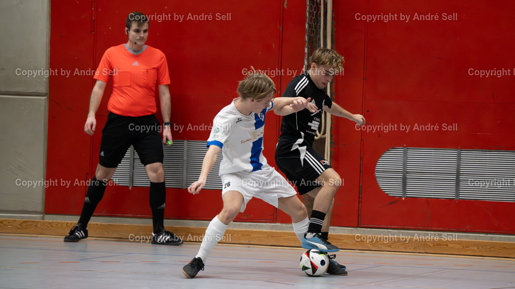 20250118_6870 | 21. A-Jugend-Turnier des VfR Neumünster um den KulturLokschuppen-Pokal 2025, VF 1 - Niendorfer TSV (weiss) vs. TSV Pansdorf (schwarz), Leopold Brünnler (Niendorf #26) / Tyler Stadler (Pansdorf #14) - Realisiert mit Pictrs.com