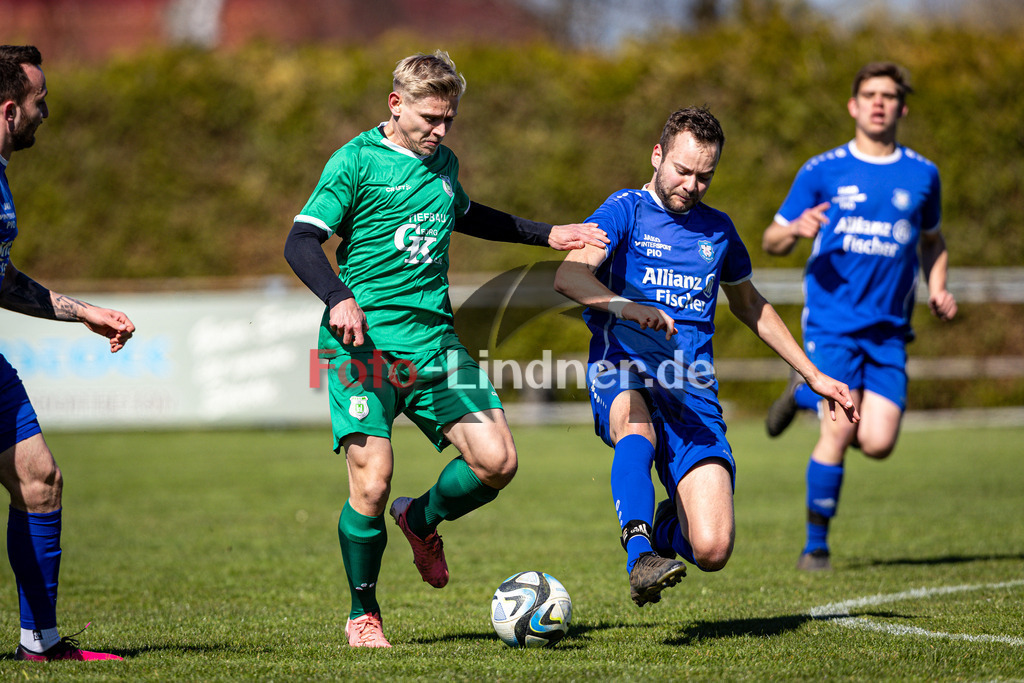 TSV Altenstadt gegen FC Weil | Fußball Kreisliga Herren Oberbayern Zugspitze Gruppe 2 2025/26, TSV Altenstadt gegen FC Weil, 20250406,Zweikampf,2025-04-06 in Altenstadt (Gregor Deschler Sportanlage), Christoph HAUSSMANN (TSV Altenstadt 8), Raphael BAHR (FC Weil 5)Copyright: WolfgangxLindner www.foto-lindner.de
