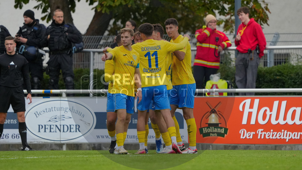 Fußball, Herren, Saison 2025/2026, Regionalliga Nordost, 11. Spieltag, FSV 63 Luckenwalde vs. FC Carl-Zeiss Jena, Samstag 05.10.2025, Werner-Seelenbinder-Stadion Luckenwalde, | Fußball, Herren, Saison 2025/2026, Regionalliga Nordost, 11. Spieltag, FSV 63 Luckenwalde vs. FC Carl-Zeiss Jena, Samstag 05.10.2025, Werner-Seelenbinder-Stadion Luckenwalde, Im Bild: Jubel beim FSV 63 Luckenwalde nach dem Ausgleich zum 1:1. - Realisiert mit Pictrs.com