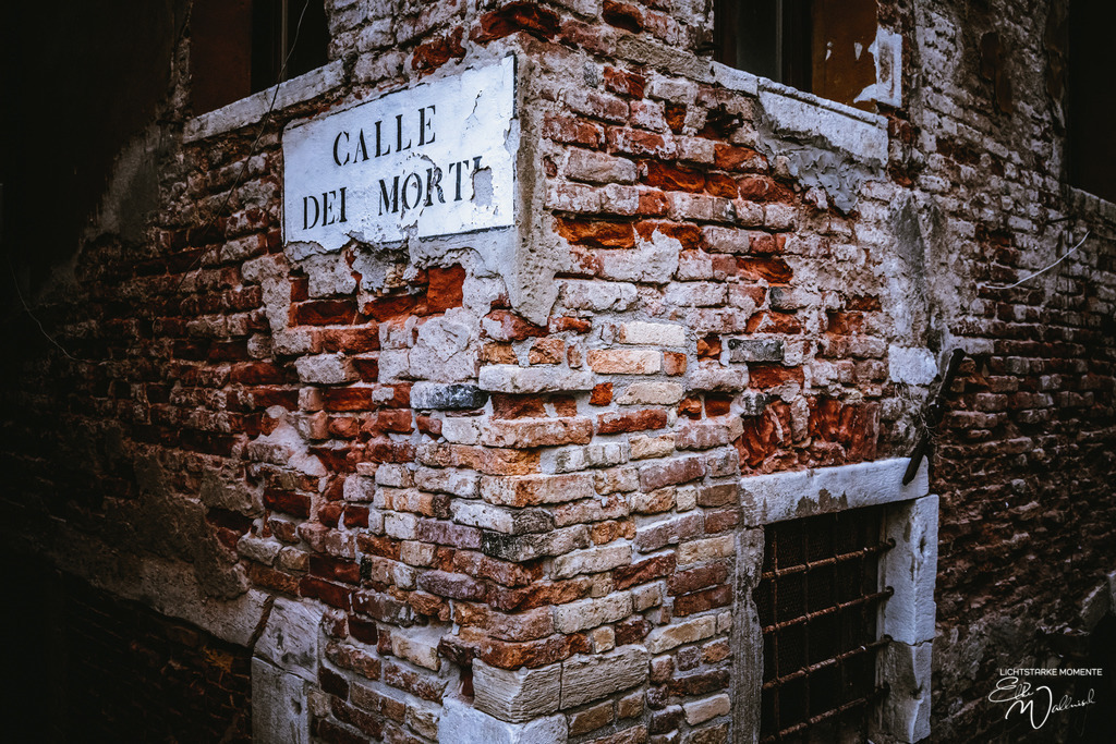 20220309-172250 ITALIEN-Venedig_033-1 Kopie | Herzlich willkommen auf meiner Seite! Ich bin Elke Wallnisch, Deine Fotografin für lichtstarke Momente. Der Name steht für alles, was mich mit der Fotografie verbindet: Das Licht und seine machtvolle Wirkung auf eine Situation oder unsere Stimmung - Realisiert mit Pictrs.com