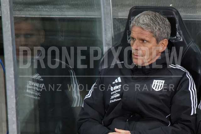 Austrian Bundesliga: Grazer AK 1902 vs LASK | GRAZ, AUSTRIA, 13.DEC.25 - SOCCER - ADMIRAL Bundesliga, Grazer AK 1902 vs LASK. The image shows headcoach Dietmar Kühbauer (Lask).