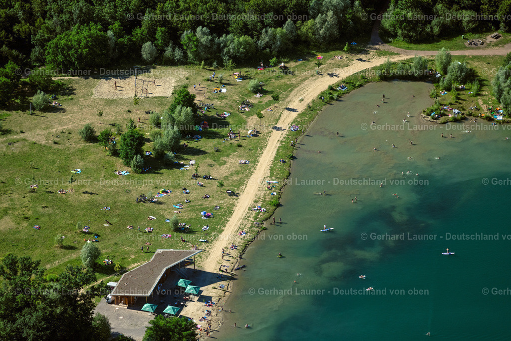 4033987 | OPFINGEN 30.06.2020 Badegästen am Strand und an den Uferbereichen des Sees Opfinger See in Opfingen im Bundesland Baden-Württemberg, Deutschland. // Bathers on the beach and on the shore areas of the lake Opfinger See in Opfingen in the state Baden-Wuerttemberg, Germany. Foto: Gerhard Launer