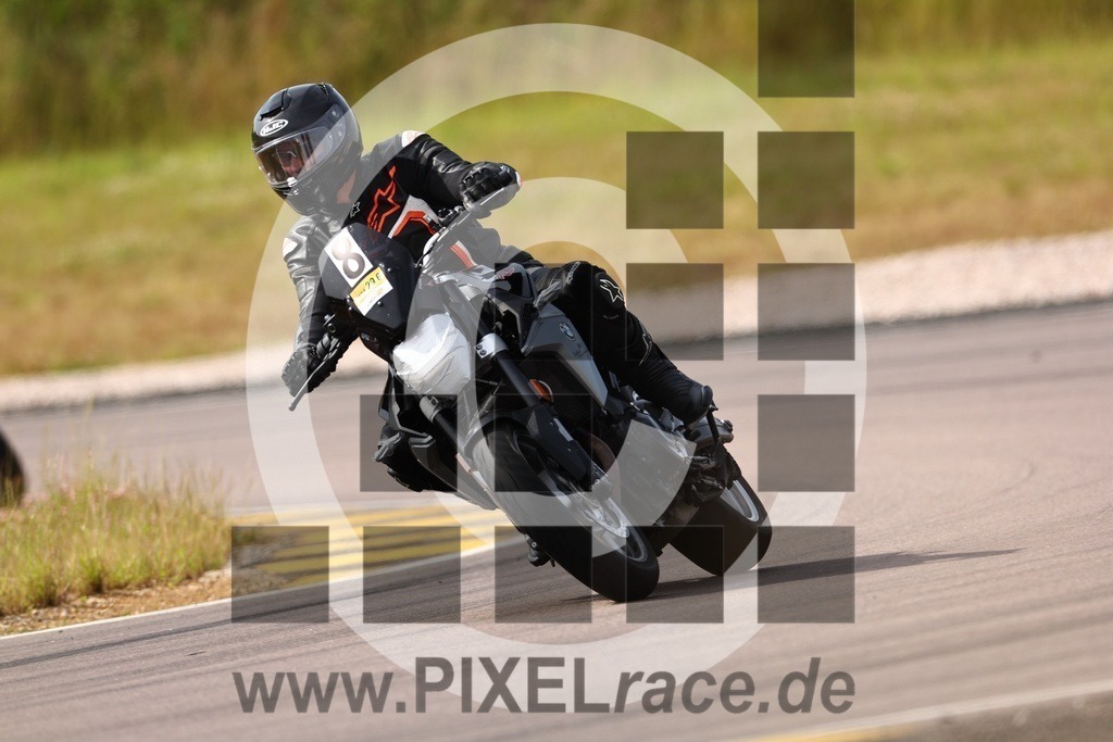0008-20240629_00509 | Schöne Erinnerungen an spannende Momente - das festzuhalten ist unser Job. PIXELrace.de ist seit 2003 auf den Rennstrecken Europas unterwegs um die Action draußen beim Fahren und die wunderbare Stimmung imm Fahrerlager für euch einzufangen.