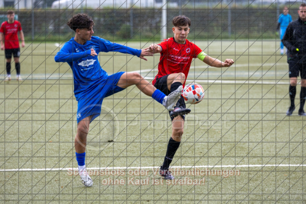 20251005_115929_0028 | #,1.Göppinger SV (rot) vs. TUS Ergenzingen (blau), Fussball, B-Junioren Leistungsstaffel Mitte, wfv, 03.Spieltag,  Saison 2025/2026, Kunstrasenplatz Süd, Hohenstaufenstr. 116, 73033 Göppingen, 05.10.2025 - 11:00 Uhr,Foto: PhotoPeet-Sportfotografie/Peter Harich