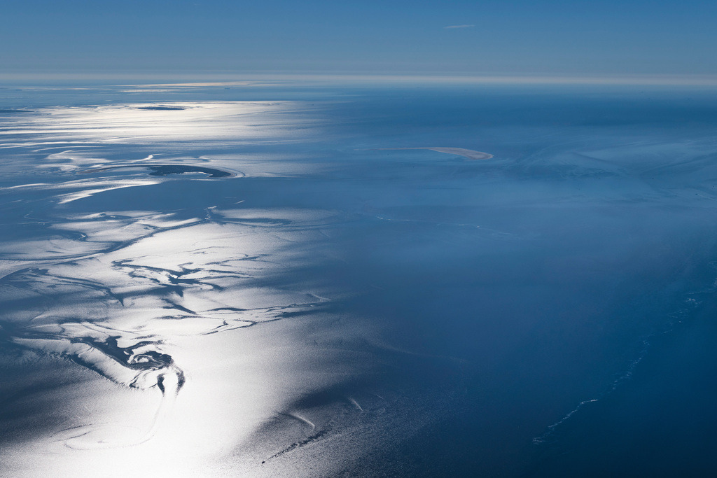 dr__0202293.jpg | BüSUM 06.09.2023 Licht reflektierende Meeres- Wasseroberfläche des Wattenmeeres der Nordsee in Büsum im Bundesland Schleswig-Holstein, Deutschland. 