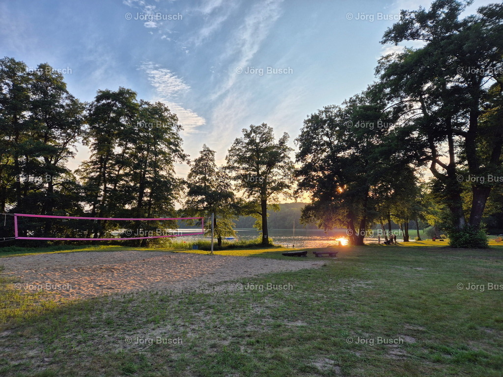 Volleyballfeld am Badesee | Dieser Shop bietet Fotos und Videos aus den Bereichen Fallschirmspringen, Landschaft und Luftbild - Realizzato con Pictrs.com