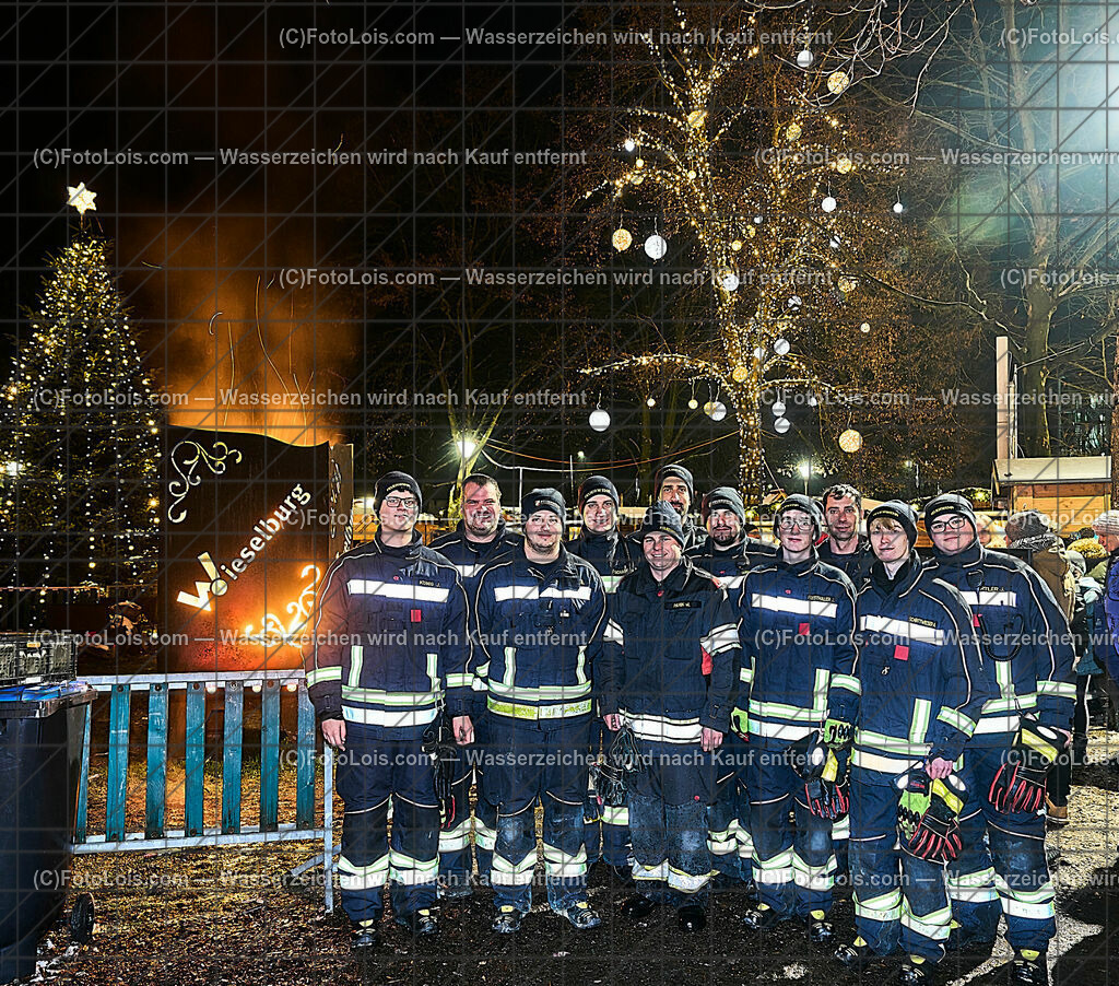 ALP9828_Wieselburger ADVENT_Wintersonnenwende_Feuerwehr | (C)FotoLois.com, Alois Spandl, Wieselburger Advent, Wintersonnenwendfeier mit Umzug durch die Stadt, Sonnenwendfeuer und Perchtenlauf mit Show im Schlosspark, Mitwirkung der Partnergemeinde EINBECK, Sa 17. Dezmber 2022.