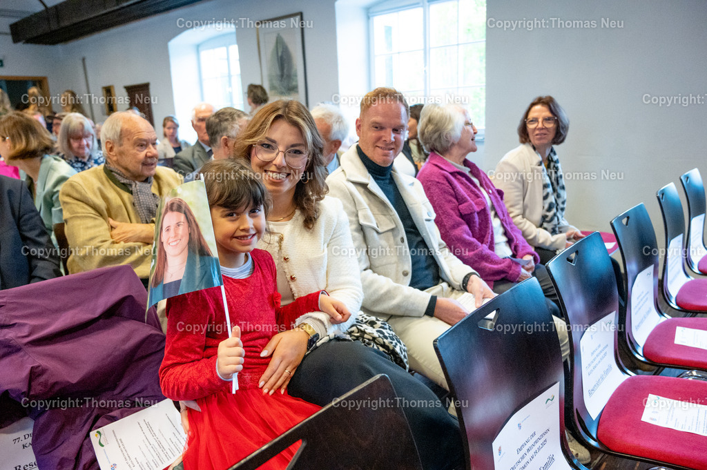 Katja_Simon-Botschafterin_der_Bergstrasse-30 | bre,bzw,Zwingenberg, Die deutsche Winprinzessin Katja Simon wurde am 19.Oktober im Diefenbachsaal in Zwingenberg von Landrat Christian Engelhardt zur Botschafterin der Bergstraße ernannt, im Publikums Fans von Katja ,hier mit einem Fähnchen,   ,, Bild: Thomas Neu
