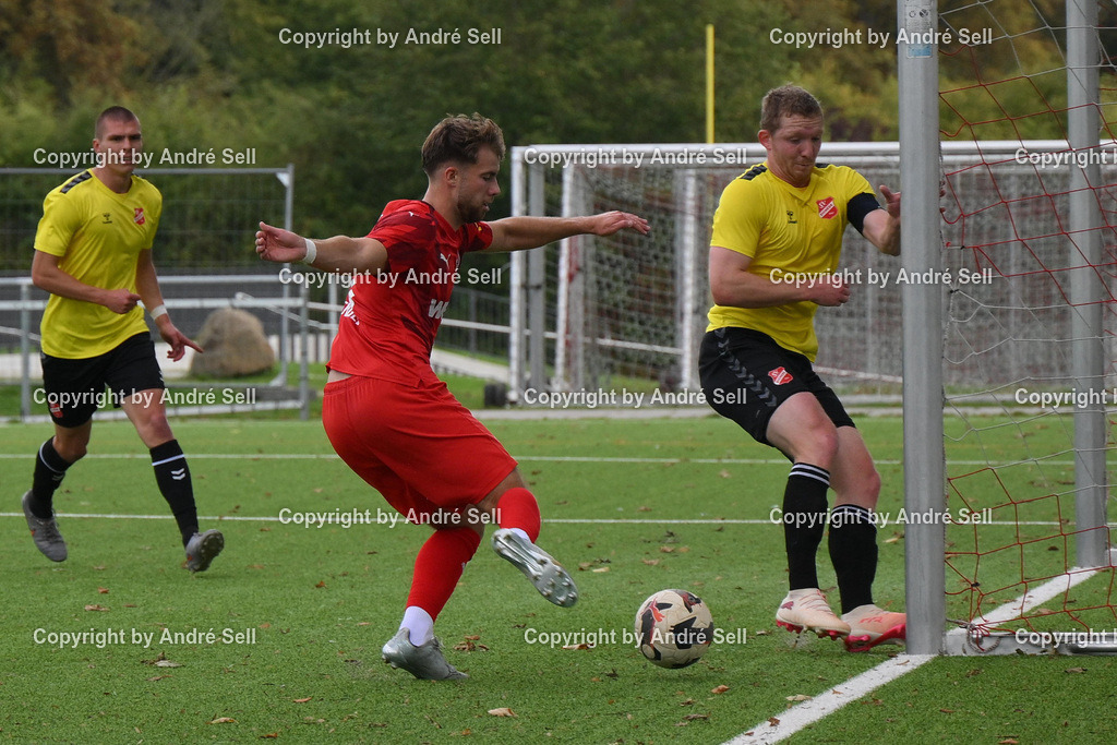 FC Kilia Kiel vs SV Eichede | Luca Senger (Kilia #21) wird von Peer-Maurice Ehlers (Eichede #33) beim Torschuß geblockt / Fußball-Oberliga Männer 2026/2027 / FC Kilia Kiel vs SV Eichede / Kilia Sportplatz / Kiel / 12.09.26 - Realisiert mit Pictrs.com