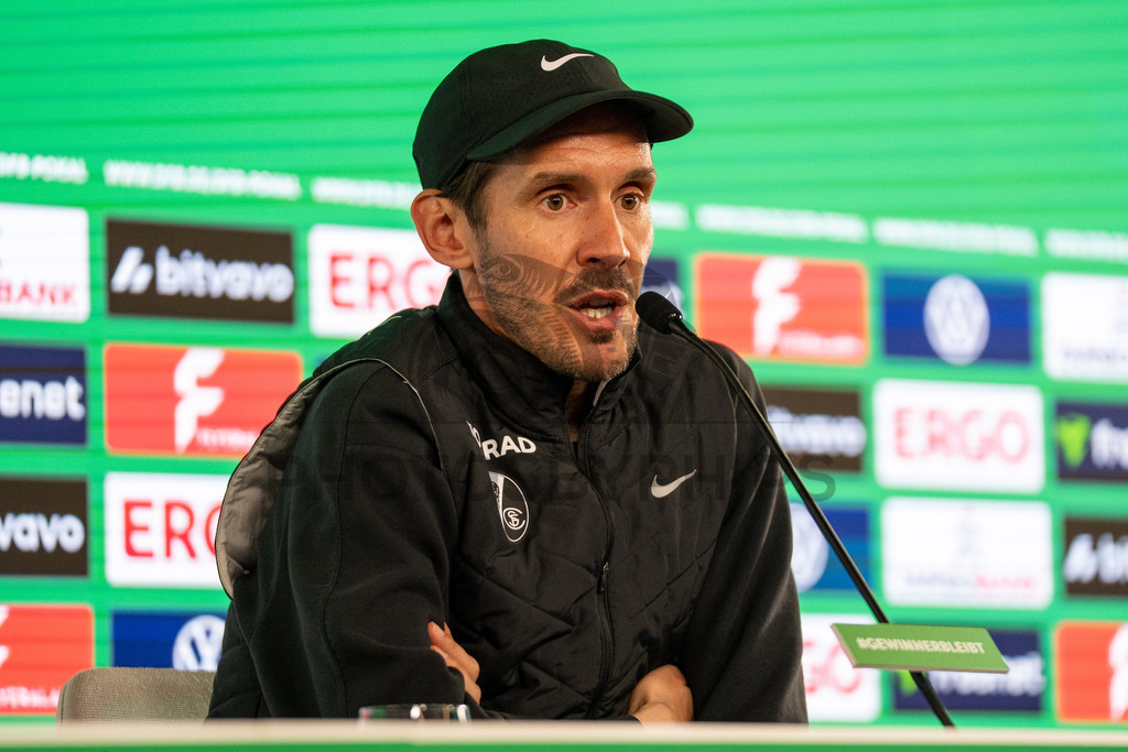 VfB Stuttgart vs. SC Freiburg, Fussball, DFB-Pokal, Halbfinale, 23.04.2026 | Julian Schuster (Trainer SC Freiburg) bei der Pressekonferenz nach der Niederlage,VfB Stuttgart vs. SC Freiburg, Fussball, DFB-Pokal, Halbfinale, 23.04.2026DFB regulations prohibit any use of photographs as image sequences and/or quasi-video