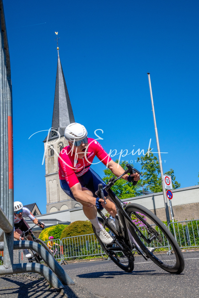 Spurt in den Mai 2026 - Großer Preis der Sparkasse Neuss | Annual one-day road cycling race "Großer Preis der Sparkasse Neuss" held in Büttgen, Germany, organized by VfR Büttgen 1912 e.V. The event features multiple races across all age categories from U11 youth to Elite men. - Realisiert mit Pictrs.com