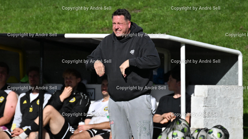 Wiker SV vs SpVg Molfsee II | Trainer Christopher Foley (Molfsee) / Fußball-Verbandsliga Ost Männer 2026/2027 / Wiker SV vs SpVg Molfsee II / Auberg / Kiel / 04.10.26 - Realisiert mit Pictrs.com