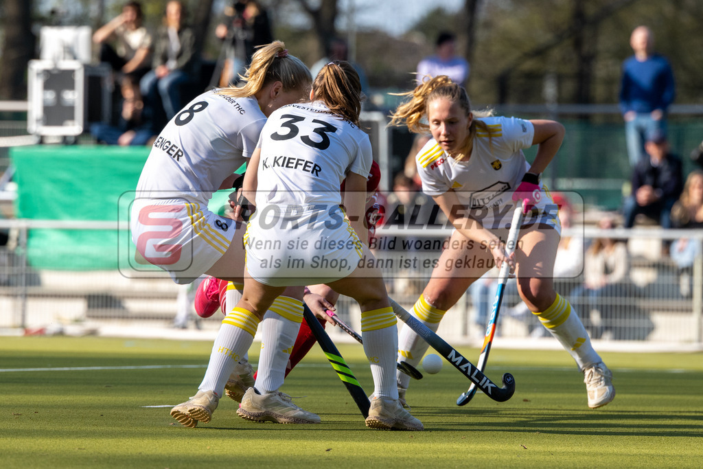 SFE_20260322_0124 | Köln, Deutschland, 22.03.26: Feldhockey 1. Bundesliga Damen zwischen Rot-Weiss Köln - Harvestehuder HTC im REWE Sportpark am 22.03.2026 in Köln, Deutschland. (Foto von Stephan Fehrmann)Köln, Germany, 22.03.26: Feldhockey 1. Bundesliga Damen between Rot-Weiss Köln - Harvestehuder HTC in REWE Sportpark at 22.03.2026 in Köln, Deutschland. (Foto from Stephan Fehrmann)