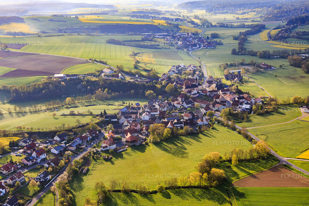 Luftbild: Ortsansicht von Westen im Ortsteil Prölsdorf in Rauhenebrach im Bundesland Bayern in Deutschland. Foto: IMG_087814.jpg vom 05.05.2016 durch Werner Riehm/FLY-FOTO.de