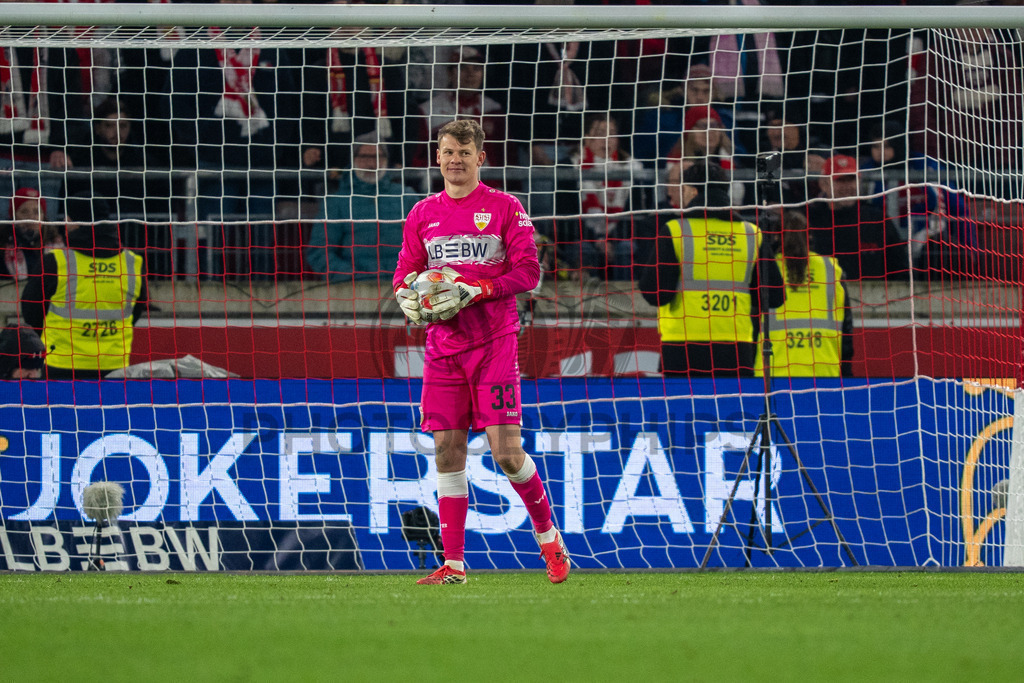 VfB Stuttgart vs. RB Leipzig, Fussball, 1. Bundesliga, 26. Spieltag, 15.03.2026 | Alexander Nuebel (VfB Stuttgart, #33),VfB Stuttgart vs. RB Leipzig, Fussball, 1. Bundesliga, 26. Spieltag, 15.03.2026Foto: photosbyphips/Philip Ziegler