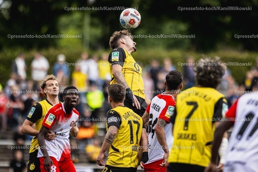 xkwi03082501012 | 03.08.2025, xkwix, Fußball, Regionalliga West, Borussia Dortmund U23 - Sportfreunde Siegen, Stadion Rote Erde: Danylo Krevsun (Borussia Dortmund 2 #43) im Kopfballduell 