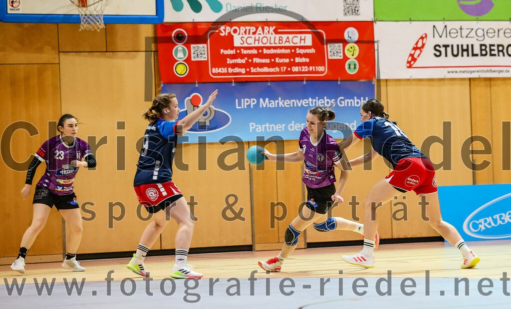 2023-12-09_028_SpVgg_Altenerding_gegen_HSG_Freising-Neufahrn | Erding, Deutschland, 09.12.2023:
Handball, Bezirksoberliga Frauen Altbayern 2023 / 2024, 9. Spieltag, SpVgg Altenerding gegen HSG Freising-Neufahrn, Endergebnis: 29:28

Katharina Künstner (SpVgg Altenerding, #23), Franziska Edler (HSG Freising-Neufahrn, #9), Julia Kranich (SpVgg Altenerding, #9)

Foto: Christian Riedel / fotografie-riedel.net