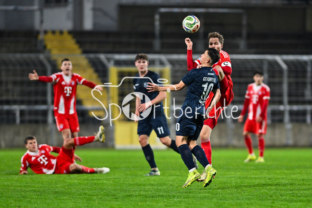 FC Bayern Amateure - SpVgg Unterhaching | MÜNCHEN, DEUTSCHLAND - 24. FEBRUAR: im Duell Mike GEVORGYAN (SpVgg Unterhaching 10) und Benno SCHMITZ (FC Bayern München II 6) während dem Spiel zwischen den Amateuren des FC Bayern München und der SpVgg Unterhaching am 25. Spieltag der Regionalliga Bayern im Grünwalder Stadion