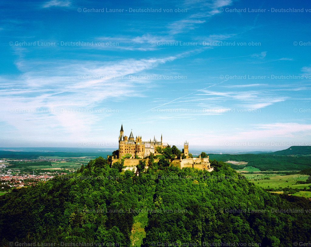 9200380 | BISINGEN 16.08.2008 Bergkuppe mit der Burg Hohenzollern, dem Stammsitz des preußischen Königshauses und der Fürsten von Hohenzollern bei Bisingen in Baden-Württemberg. Einschränkung: Nur für redaktionelle Nutzung freigegeben ! // Hohenzollern Castle, the ancestral home of the Prussian royal family and the princes of Hohenzollern in Bisingen in Baden-Wurttemberg. Restriction: Editorial use only !   www.burg-hohenzollern.com  Foto: Gerhard Launer