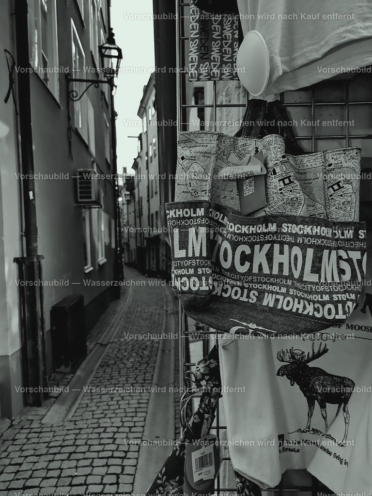 Stockholm-Altstadtgasse | online Fotogalerie mit schwarz-weiß Fotografien und Shop für zeitlose  Poster und Leinwände in stilvollem schwarz weiß  - Realisiert mit Pictrs.com