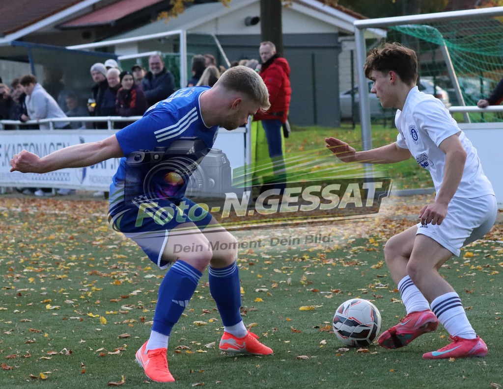 TuS Bruchmühlen - SV Enger-Westerenger | Auf dem Bild zu sehen: weiß TuS Bruchmühlen: Luis Manthey; blau SV Enger-Westerenger: Kieren ForwardTuS Bruchmühlen, SV Enger-Westerenger, Saison 25/26, Kreisliga A, Bruchmühlen, Deutschland - Realisiert mit Pictrs.com