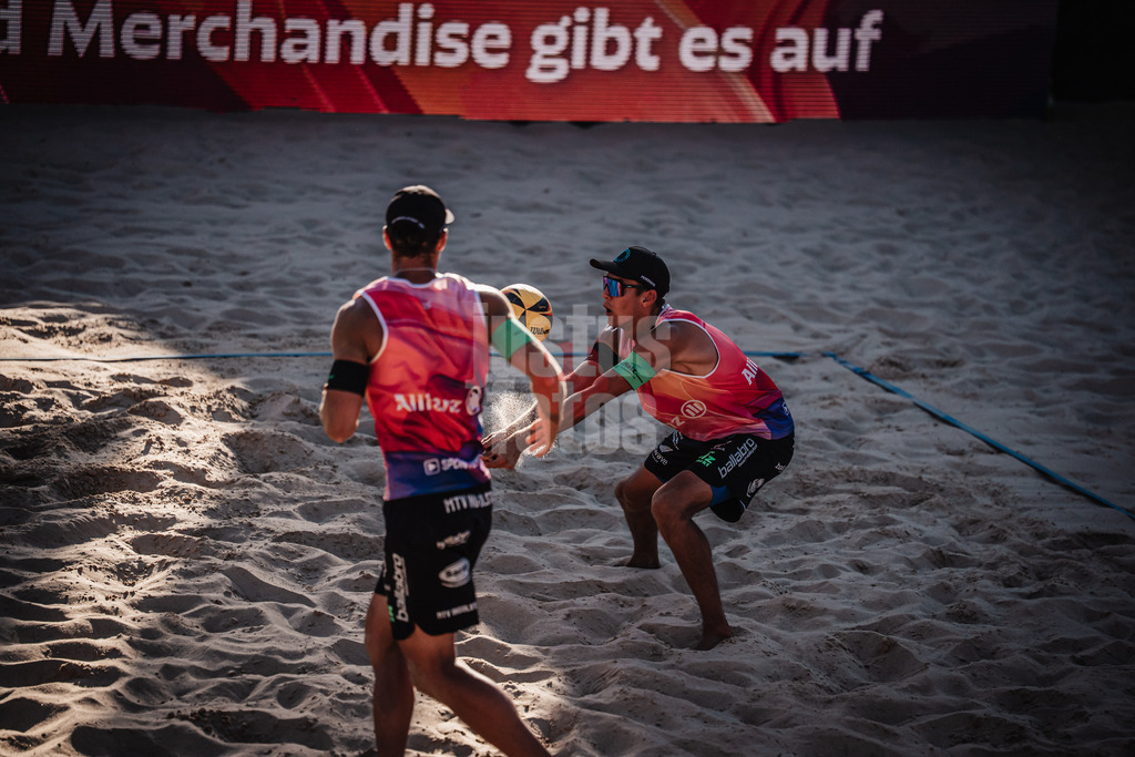 Beachvolleyball | Männer | Allianz German Beach Tour 2025 | Tourstop Berlin | 21.08.2025 | Valentin Schneckenburger nimmt den Ball an