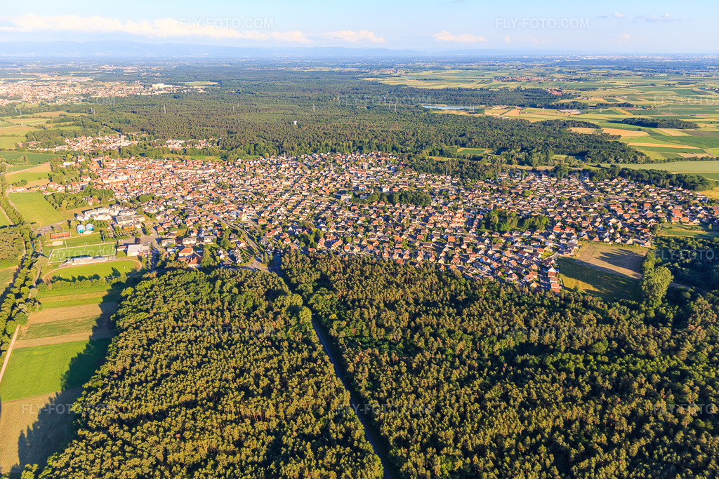 Aerial view: View of the town from the northeast in Schweighouse-sur-Moder in the state Bas-Rhin, France. – Photo: IMG_115465.jpg taken on 06/16/2019 by Werner Riehm/FLY-FOTO.com – Resolution of the original: 5279 x 3519 px