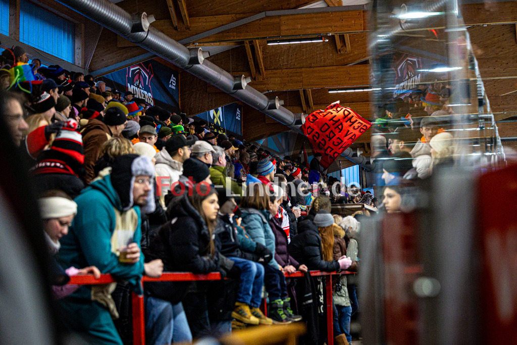 Peißenberg MINERS gegen EHC Königsbrunn LÖWEN | Eishockey Bayernliga 2025/26 Viertelfinale Spiel 4, Peißenberg MINERS gegen EHC Königsbrunn LÖWEN, 20260215,Fans,2026-02-15 in Peißenberg (flatbuy Arena Peißenberg), Copyright: WolfgangxLindner www.foto-lindner.de