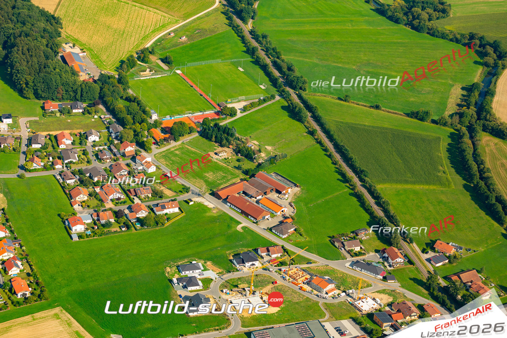 Das Luftbild zeigt : Windischbergerdorf Cham - Die Luftaufnahme wurde 2024 vom UL-Flugzeug aus erstellt ( keine Drohne ) - Hochauflösende Luftaufnahme - Für grossformatige Ausdrucke geeignet. Die Geschenkidee !Mit Lizenz und Bildrechte bestellbar