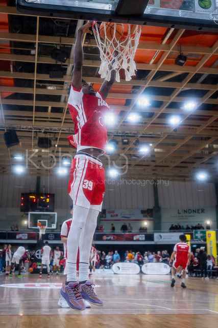 Barmer 2. Basketball Bundesliga ProA: Bayer Giants Leverkusen vs. RheinStars Koeln, 04.04.26 | Leverkusen, 04.04.26 - Kenny Andre Baptiste (RheinStars Köln, 39) beim Aufwärmen während des Spiels der Barmer 2. Basketball Bundesliga ProA: Bayer Giants Leverkusen vs. RheinStars Koeln in der Ostermann Arena in Leverkusen.