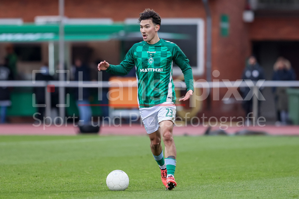 Fussball, Regionalliga Nord, SV Werder Bremen II - BSV Kickers Emden | v.li.: Kein Sato (SV Werder Bremen II, 23) am Ball, Freisteller, Einzelbild, Ganzkörper, Aktion, Action, Spielszene