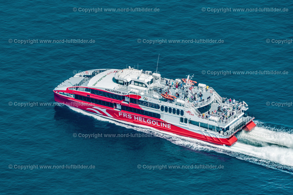Helgoland_Halunderjet_ELS_1977250622 | HELGOLAND 25.06.2022 Fahrt des Fähr- Schiffes FRS Halunderjet über die Nordsee vor Helgoland im Bundesland Schleswig Holstein. // Journey of the ferry ship FRS Halunderjet over the North Sea off Heligoland in the state of Schleswig Holstein. Foto: Martin Elsen